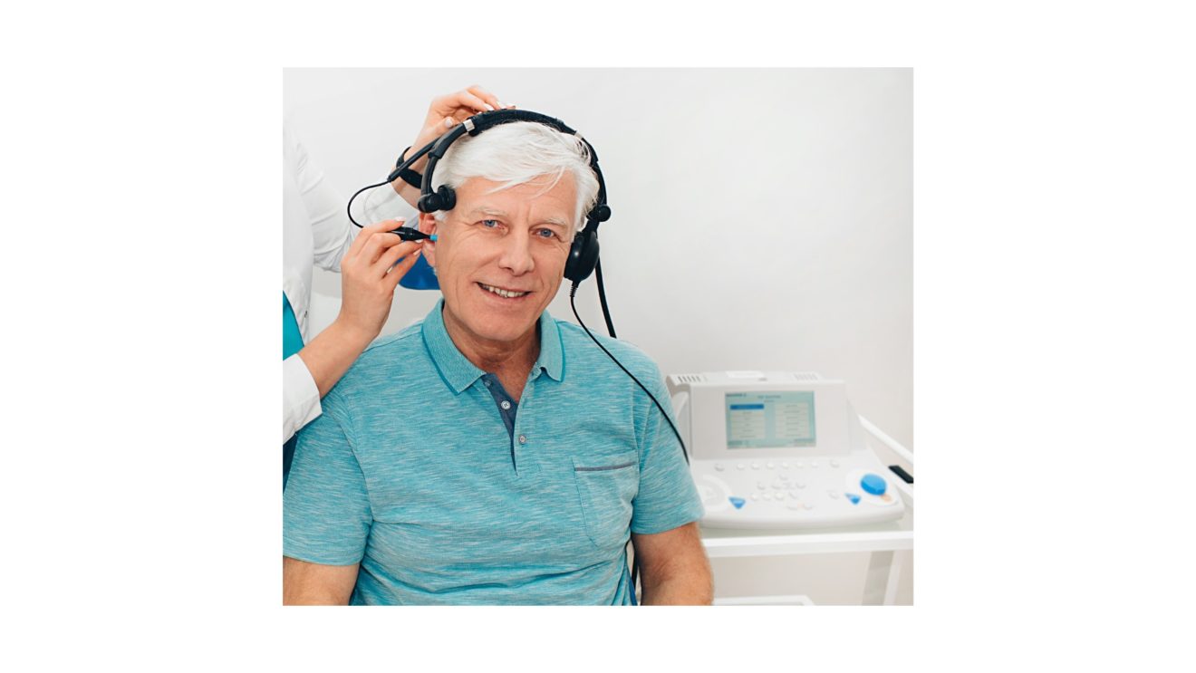image d'un Test auditif d'un homme âgé