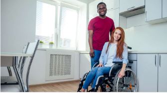 Un couple avec une personne handicapée 