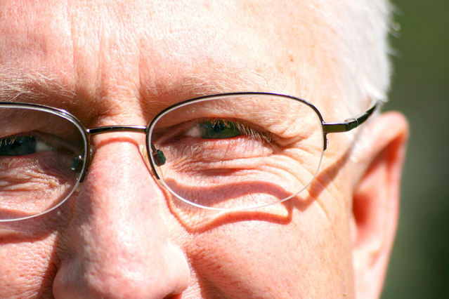 image d'une personne âgée portant des lunettes