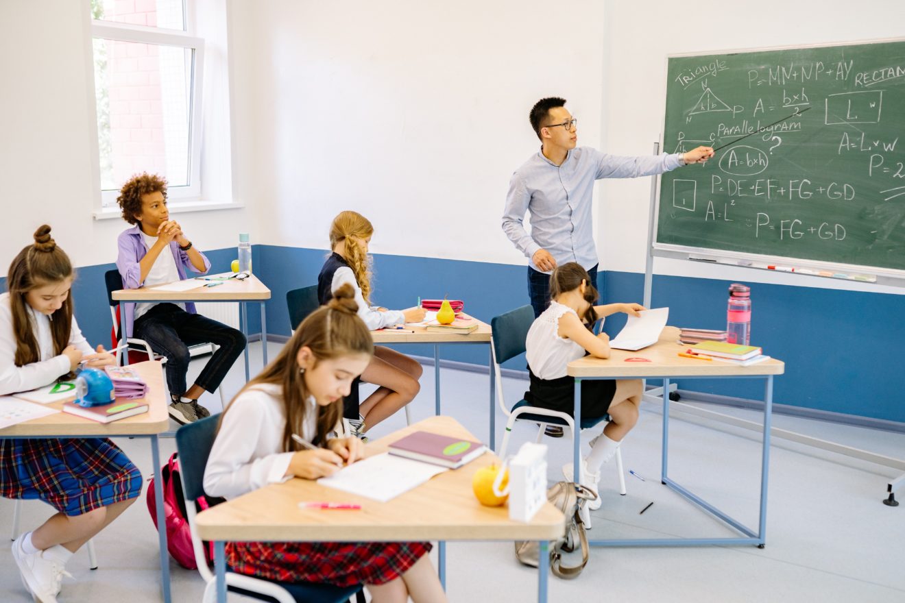 image classe à l'école avec les élèves et le maître