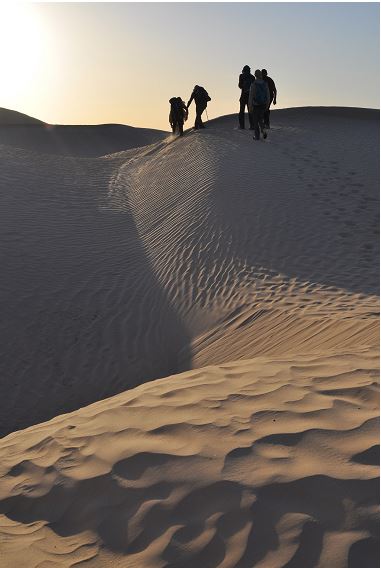 Image de randonneurs dans le désert