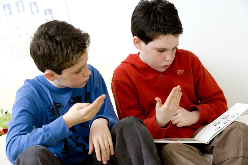 image enfants signants