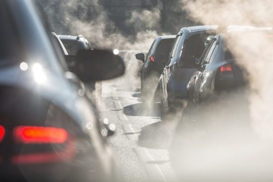 image de gaz d'échappement de voitures