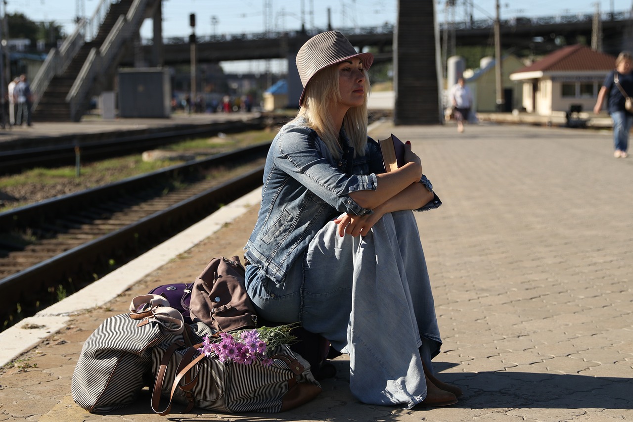 femme attendant le train